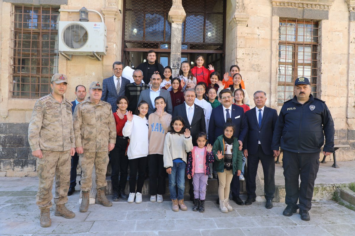 Vir_Kaymakamlik's tweet photo. Valimiz Sn. Hasan Şıldak ve Kaymakamımız Sn. Önder Koç, İlçe Halk Kütüphanesini ziyaret ederek incelemelerde bulundu.
Kütüphanede gençlerle bir araya gelen Valimiz Sn. Hasan Şıldak, eğitimin önemine değinerek gençlere başarılar diledi.
@onderkoc13 https://t.co/a6GrqT4Bdi
