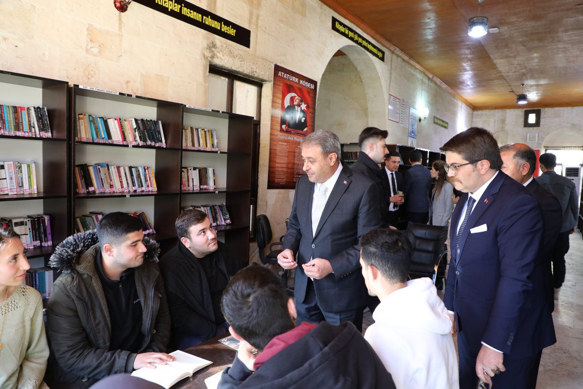 Vir_Kaymakamlik's tweet photo. Valimiz Sn. Hasan Şıldak ve Kaymakamımız Sn. Önder Koç, İlçe Halk Kütüphanesini ziyaret ederek incelemelerde bulundu.
Kütüphanede gençlerle bir araya gelen Valimiz Sn. Hasan Şıldak, eğitimin önemine değinerek gençlere başarılar diledi.
@onderkoc13 https://t.co/a6GrqT4Bdi