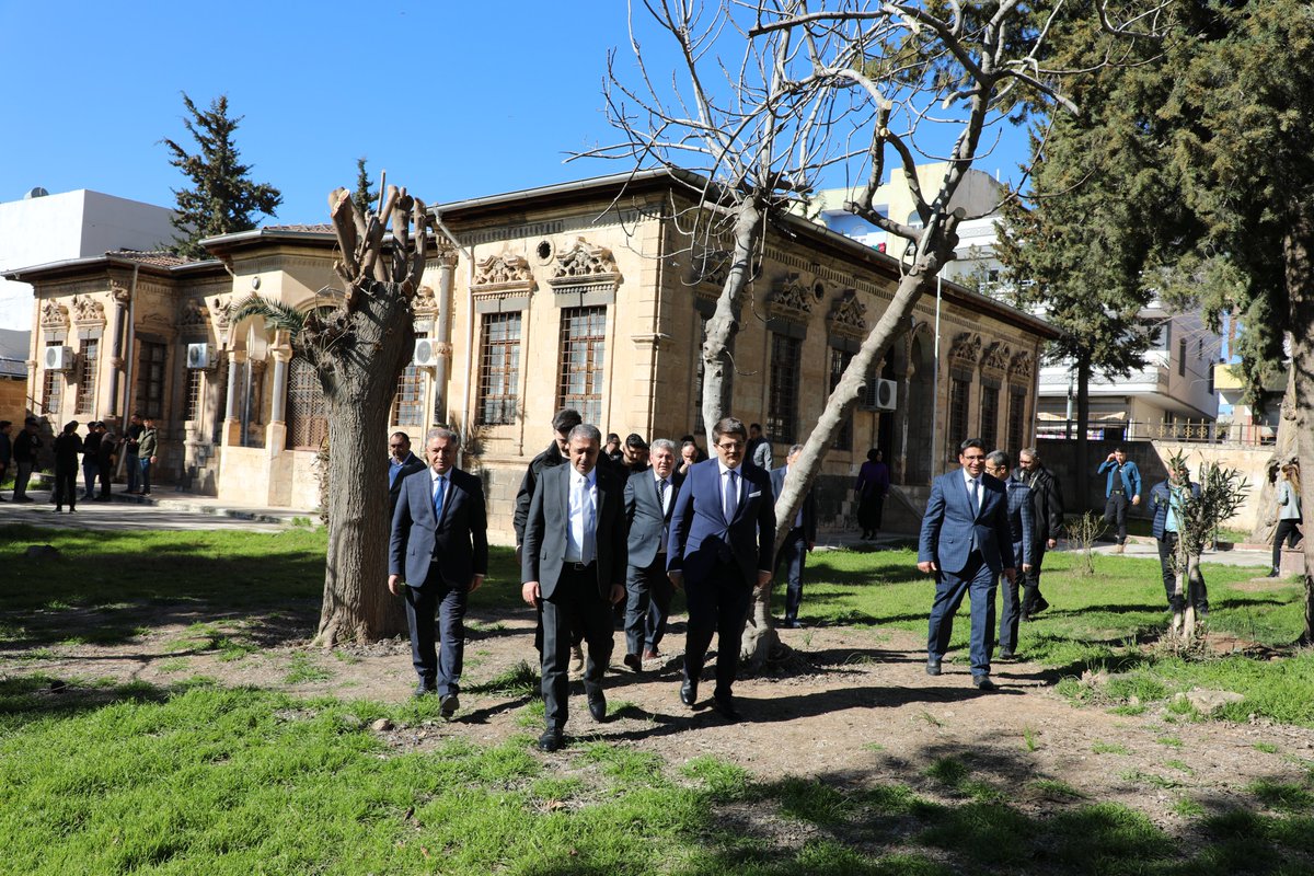 Vir_Kaymakamlik's tweet photo. Valimiz Sn. Hasan Şıldak ve Kaymakamımız Sn. Önder Koç, İlçe Halk Kütüphanesini ziyaret ederek incelemelerde bulundu.
Kütüphanede gençlerle bir araya gelen Valimiz Sn. Hasan Şıldak, eğitimin önemine değinerek gençlere başarılar diledi.
@onderkoc13 https://t.co/a6GrqT4Bdi
