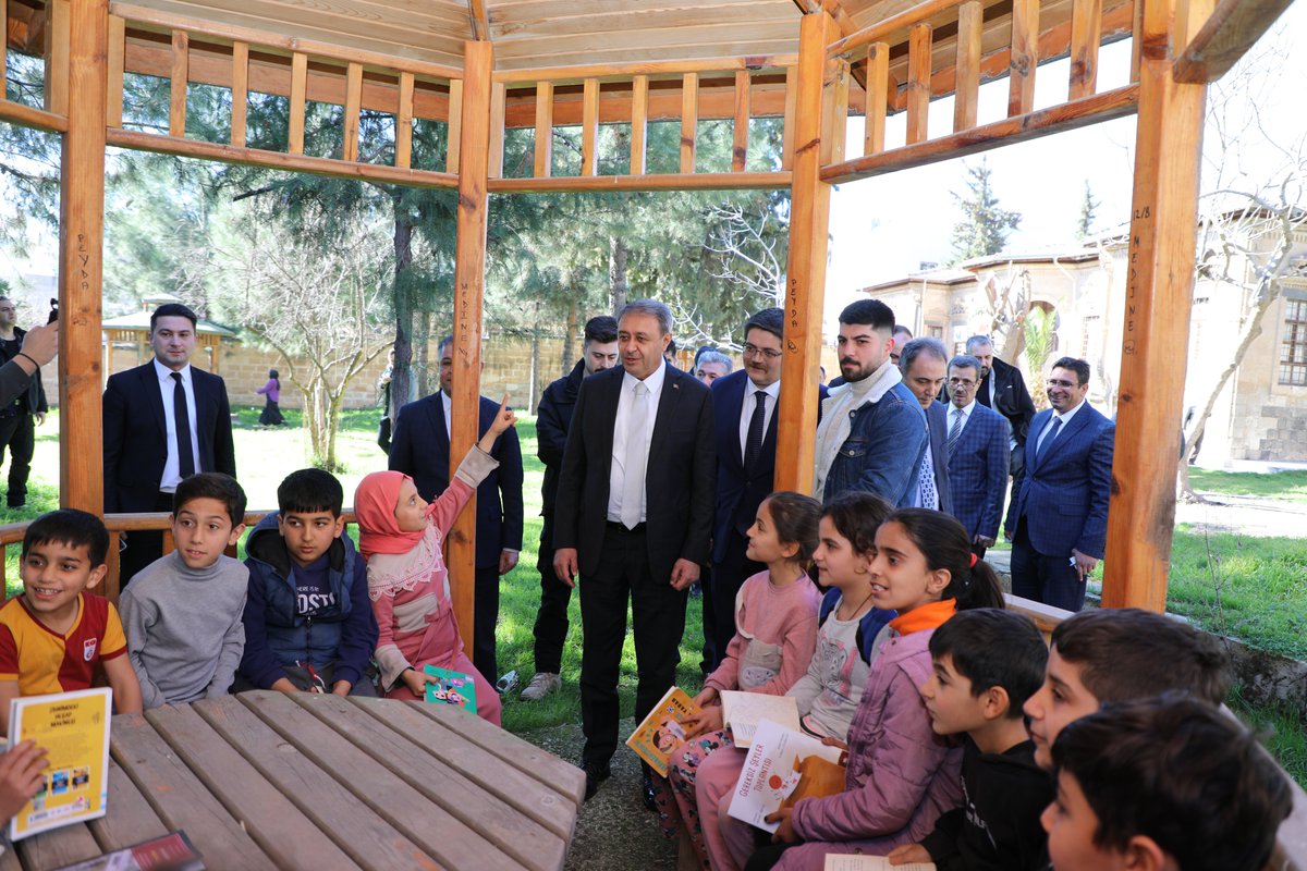 Vir_Kaymakamlik's tweet photo. Valimiz Sn. Hasan Şıldak ve Kaymakamımız Sn. Önder Koç, İlçe Halk Kütüphanesini ziyaret ederek incelemelerde bulundu.
Kütüphanede gençlerle bir araya gelen Valimiz Sn. Hasan Şıldak, eğitimin önemine değinerek gençlere başarılar diledi.
@onderkoc13 https://t.co/a6GrqT4Bdi
