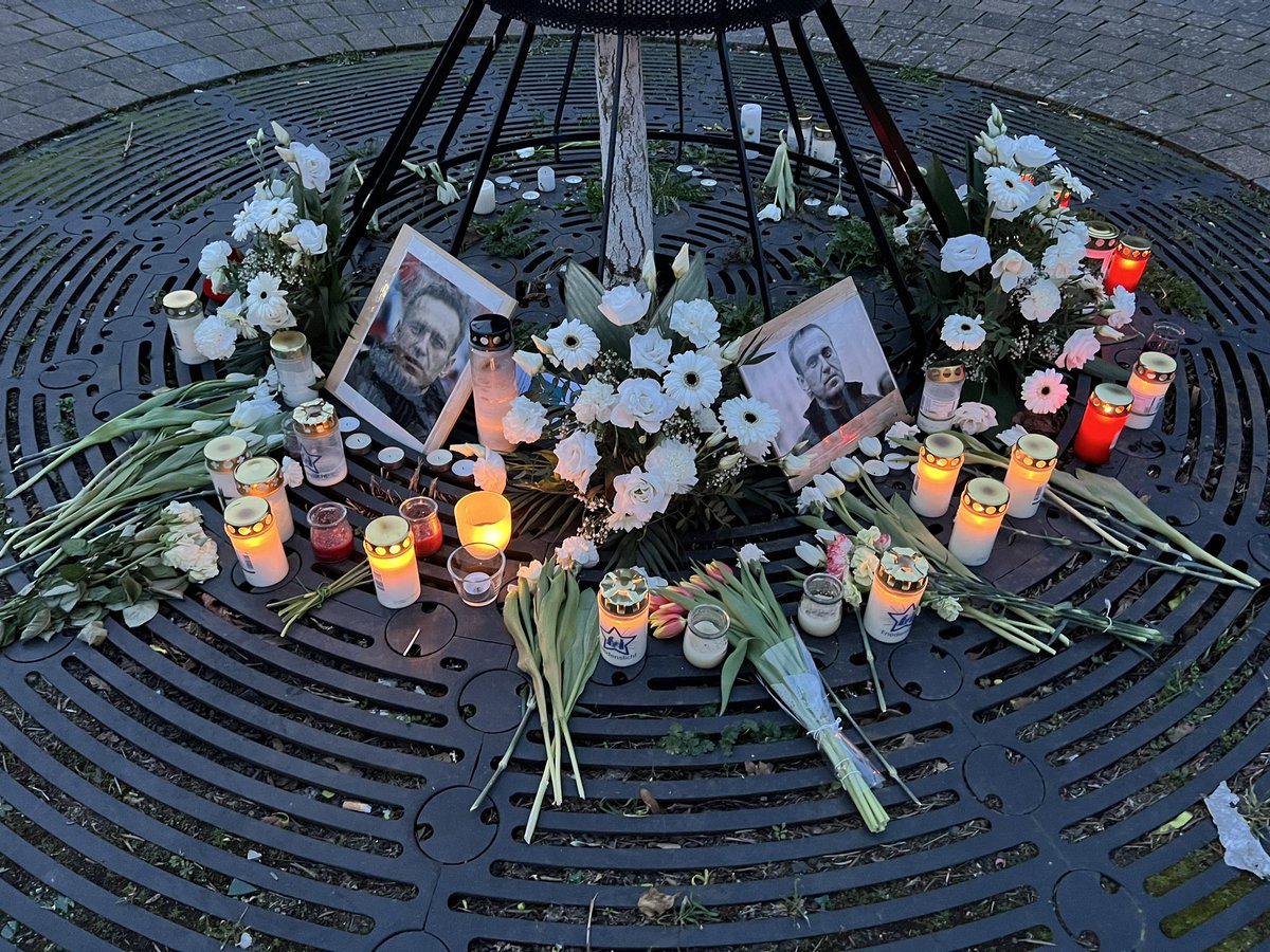 #EltvilleBleibtStabil #RIPNavalny #SlavaUkraini 🇺🇦✌🏼 …immer noch legen auf dem Bischof-Kilian-Platz Menschen Blumen nieder und zünden Kerzen an zum Gedenken an Alexei Navalny und zur Unterstützung der Ukraine. DANKE 🙏🏼