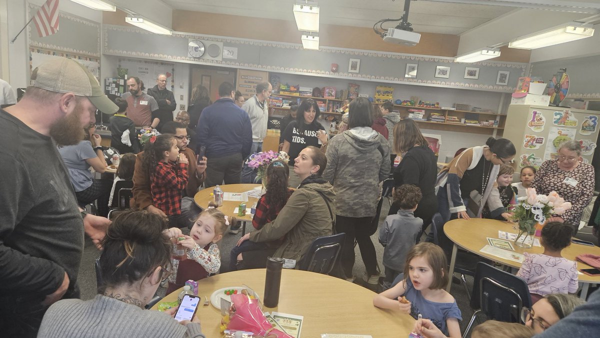 QianaPerry79's tweet image. The Parent Reception....THE PARENT RECEPTION....we love it here. #WeAreTheELC @GreeceELC #TeamCommunity @Valeriekpaine @tmelore @GCSDcommschools @JulieParsons203 @Center4Youth @mikejferris2 #BetterTogether