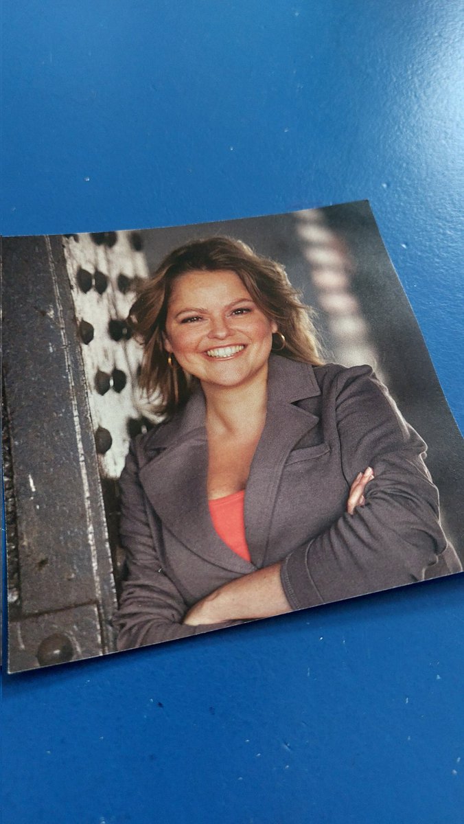 Kim Moelands ❤️. Laten we haar naam nog heel vaak noemen en haar boeken cadeau geven. Ze was goud. #Ademloos #Grenzeloos #Weerloos #DeVrouwindeSpiegel #VerdiepingX #Schaduwleven #KimMoelands