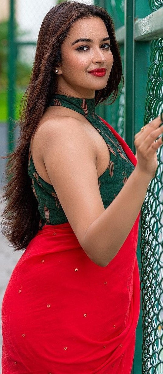 GHcQQWJa4AAR4_f?format=jpg&name=large