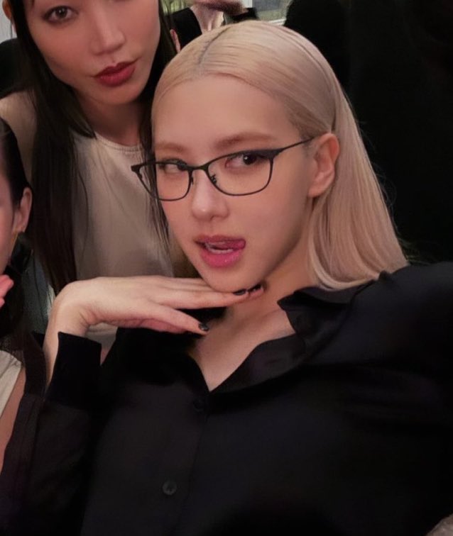 โรเซ่ลุคนี้ตายยยค่ะ ใส่แว่นเล่นกับใจสุด