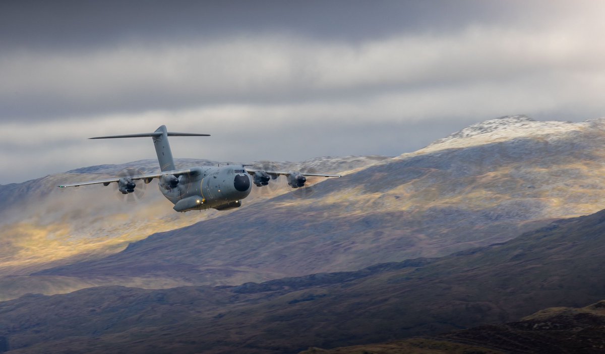 Awesome catching this beaut in the loop 30 Sqn taking the @AirbusDefence Atlas through its paces around the Valleys of Wales 🏴󠁧󠁢󠁷󠁬󠁳󠁿 #Epic