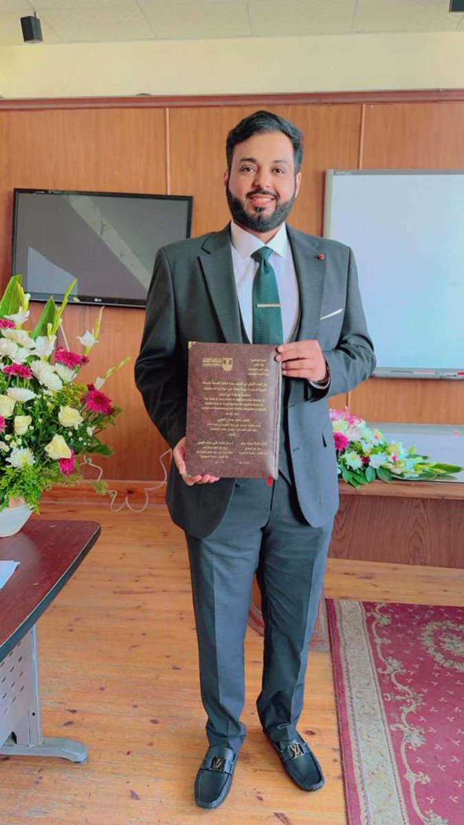 نبارك لمدير نطاق القويعيه 
عايض حمود العصيمي 
حصوله على درجه الدكتوراه 
في فلسفه الاداب في الخدمة 
الاجتماعية عن بحثه في دور عمل الفريق 
في تحسين جودة الرعايه الصحيه 
في المملكه العربيه السعوديه. 

الف الف مبروك، ونسأل الله ان ينفع 
بعلمك وعملك ويبارك لك في وقتك ورزقك.