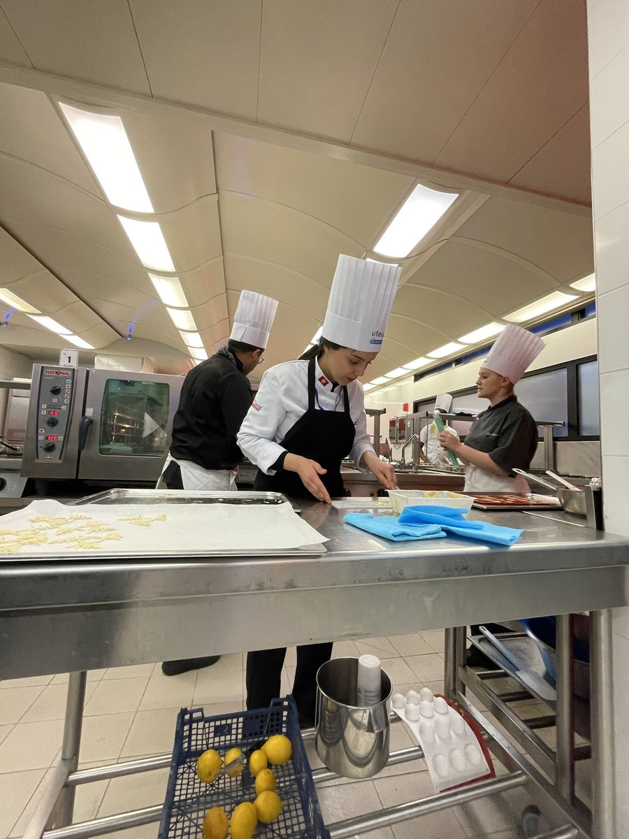 ccism77's tweet photo. EN DIRECT du Concours de Gastronomie #UTEC - #AFMT ! Une immersion totale dans un univers de saveurs exceptionnelles.
Au menu : démonstrations culinaires et compétitions épicées. Ne ratez pas une miette de cet événement gastronomique @Utec_77 #concoursgastronomie #france #tunisie https://t.co/fSJcvHTN81