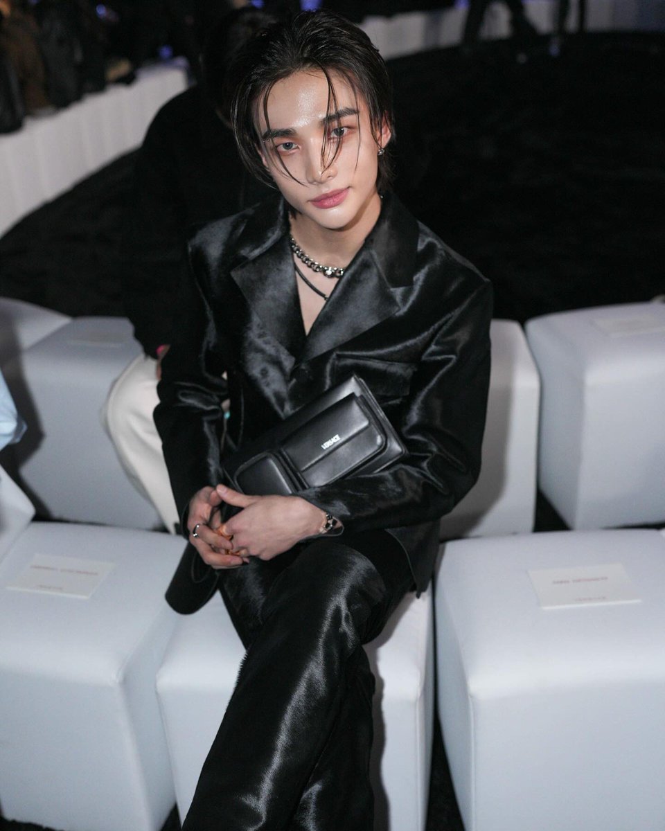 StrayKidsBrasil's tweet photo. 「 #INFO • 28.02.24 」
Chocando um total de 0 pessoas, o Hyunjin foi o artista de K-Pop mais procurado mundialmente durante o desfile da Milan Fashion Week, dia 23. 🤭

1. Hyunjin (azul) - Versace Fall-Winter 👑 

@Stray_Kids #StrayKids #스트레이키즈 https://t.co/iI9QHIgaos