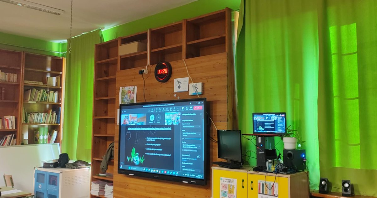 Fantástica la charla de la Dra. Eva Sánchez de <a href="/InnoPlant/">InnoPlant</a> y <a href="/greenMOONp/">Green Moon Project</a>. Trabajando datos de suelo y cultivos para #astrobotanica y #agriculturadeprecision en colegios. Muchas preguntas de alumnado. GRACIAS. <a href="/EseroSp/">ESERO Spain</a> <a href="/esa_cesar_es/">CESAR Educación Astronómica</a> <a href="/JorgePlaGarcia/">Dr. Jorge Pla-García</a> <a href="/RJBOTANICO/">REAL JARDÍN BOTÁNICO</a> <a href="/DavidArtimeEdu/">David Artime García</a>