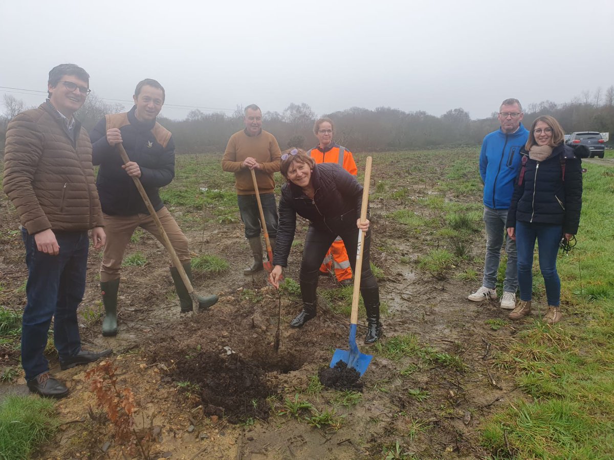 MaeldeCalan's tweet photo. 🌳 1 100 arbres plantés à #Loperhet dans le cadre du Plan 500 000 arbres du Département.
🌱 Nous avons planté aujourd'hui avec la Maire Nathalie Godet le dernier de ces (petits) plants qui formeront un jour une belle forêt ! https://t.co/pcS57Bq7HD