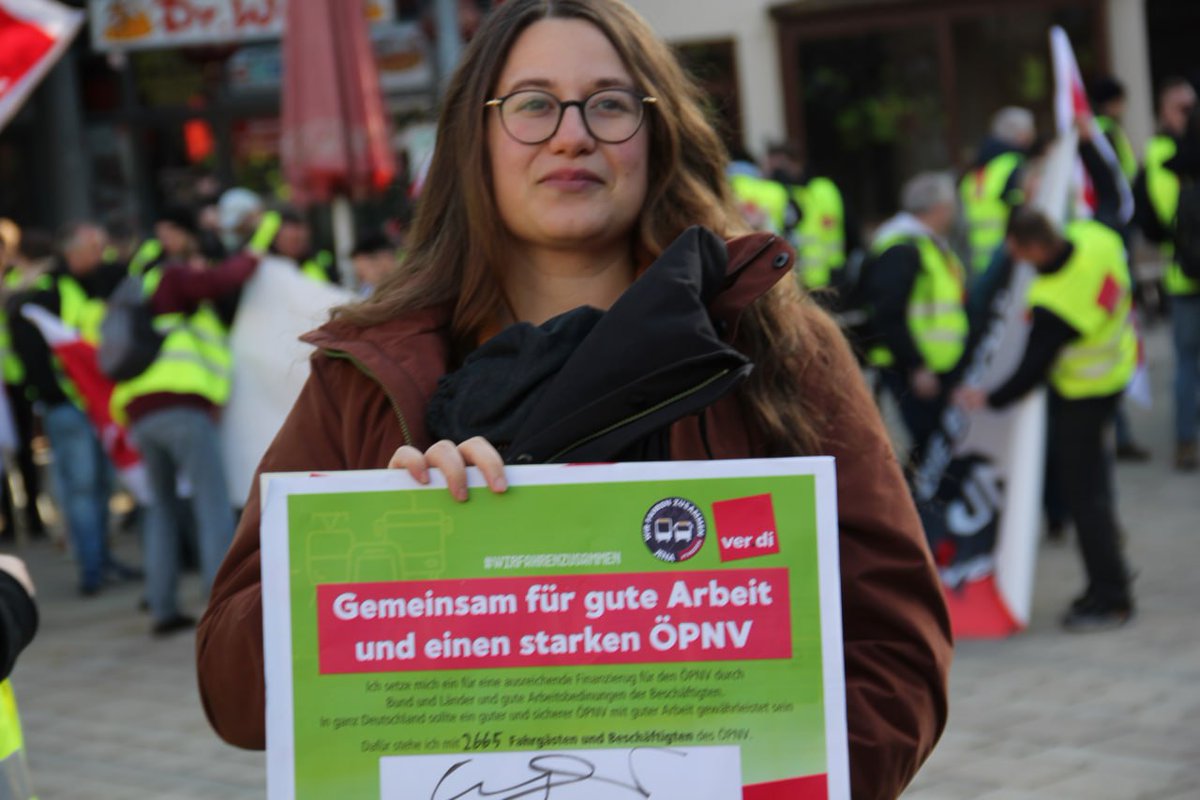 lenaguengoer's tweet photo. Starker Streik in #Jena für bessere Löhne und Arbeitsbedingungen im ÖPNV. Nur zusammen mit den Beschäftigten können wir die sozial-ökologische Wende schaffen! #wirfahrenzusammen  #jenaaberfüralle https://t.co/oE1lEF3TH7
