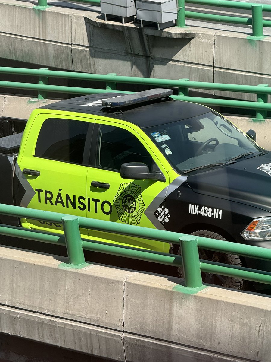oruanova's tweet photo. @lopezdoriga @qtf @beltrandelrio 
Nuevamente estás unidades de tránsito hacen un retén en el 2o piso del periferico /Palmas, sin presentar oficio para catear personas revisar a todos los autos están haciendo una caseta de cobro de extorsión ( unidades MX-438-N1 y MX-661-D1) https://t.co/FA2uHoyZjS