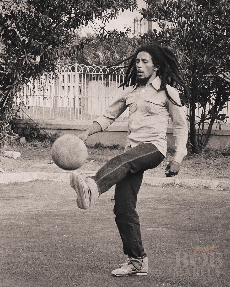 bobmarley's tweet image. “A-we will survive in this world of competition. ‘Cause no matter what they do, Natty keep on comin’ through.” #RideNattyRide #BobMarley

📷 by #AdrianBoot
©️ Fifty-Six Hope Road Music Ltd.