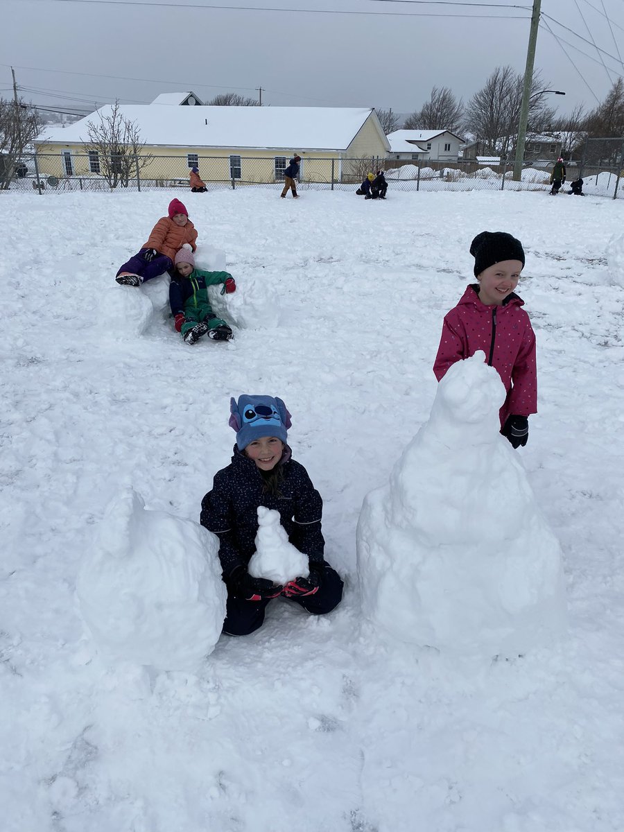 Yesterday was the PERFECT snow for making chairs, snowmen and recliners 🤣❄️☃️<a href="/HTE_K4/">HTEK4</a>