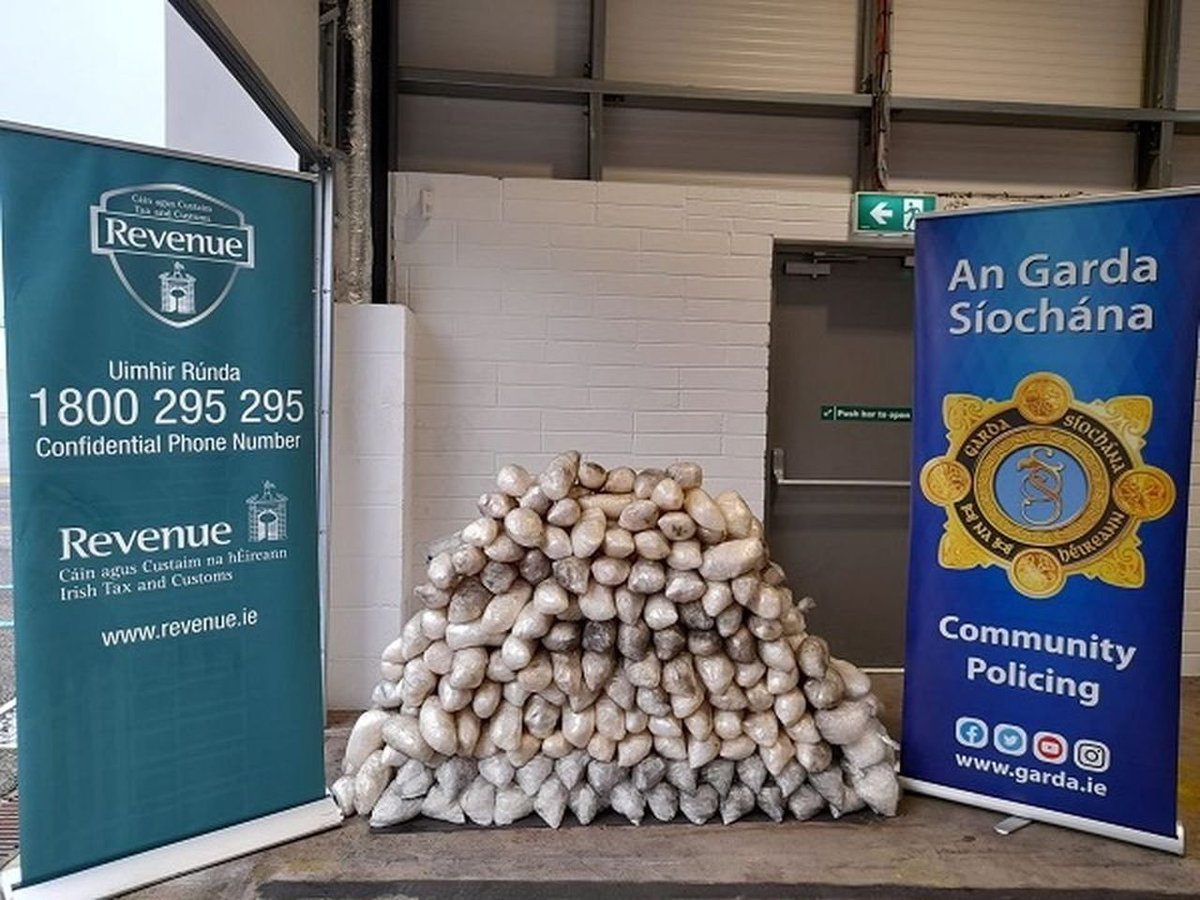 Irish Gardai arrested suspected members of a Sinaloa Cartel cell operating in Ireland following a nearly €33 million crystal meth seizure last week. Gardai does not believe the seizure was for Irish distribution, but headed for Australia. by @SocaljBB borderlandbeat.com/2024/02/chapit…