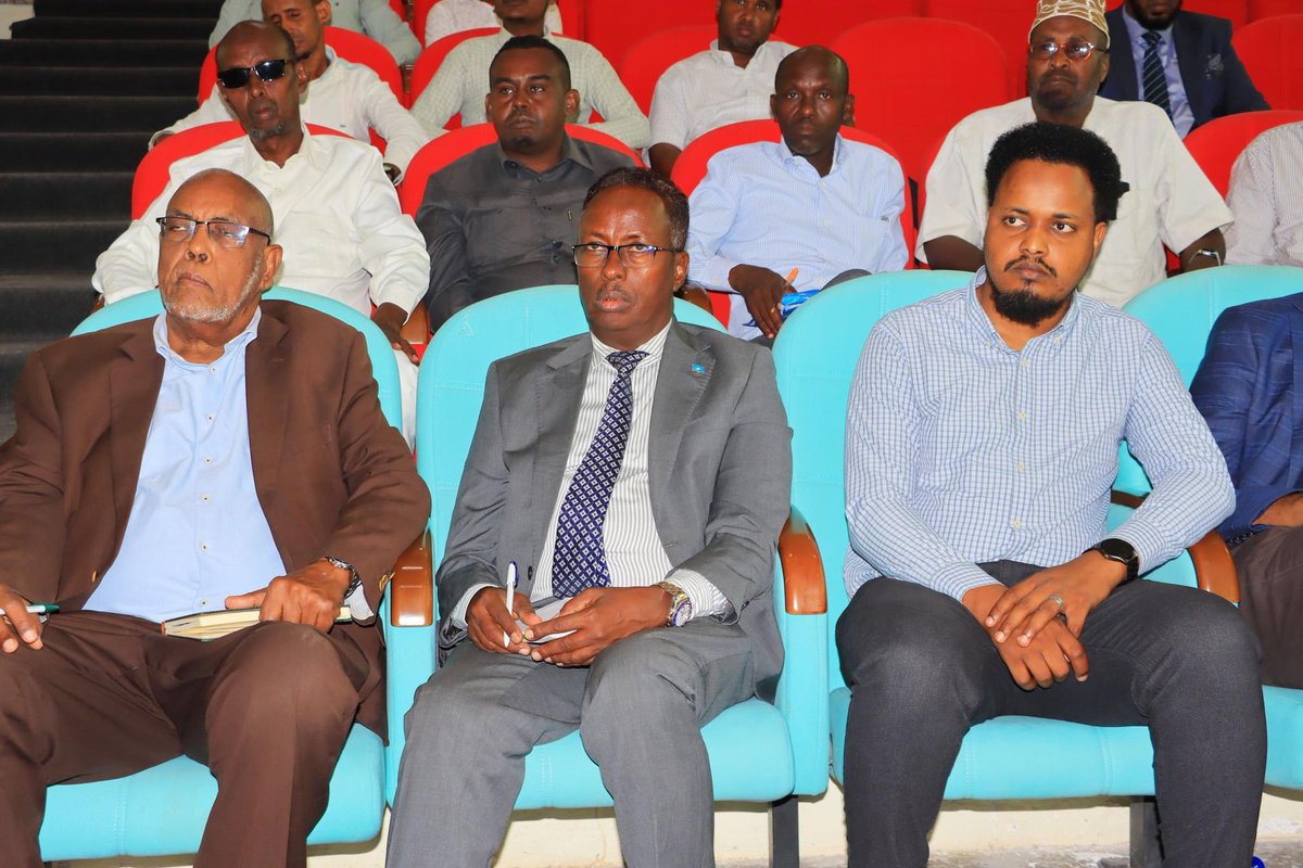 MireSowda's tweet photo. Today, at the #MoAI, we met with 70+ Somali agricultural cooperative representatives to discuss sector development issues. Later, 
I invited them for a follow-up meeting in my office to hear their concerns &amp; requests.
 
#FoodSecurity #somalia #Beeraha https://t.co/qhNu3LfOXe