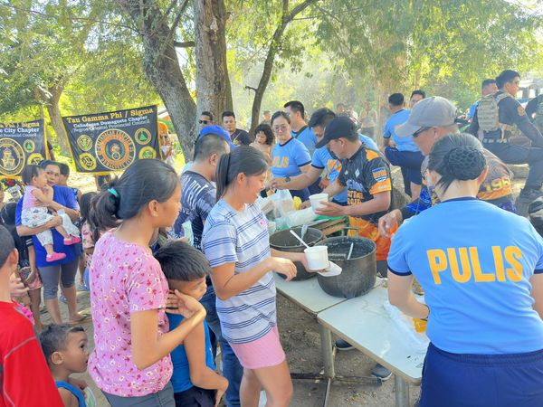 702ndMARPSTA's tweet photo. #BagongPilipinas
#SerbisyongNagkakaisa
#ToServeandProtect
#CommunityOutreachProgram
#TogetherWeCan
#PNPServingWithHeart https://t.co/UeiP0c2Hj8