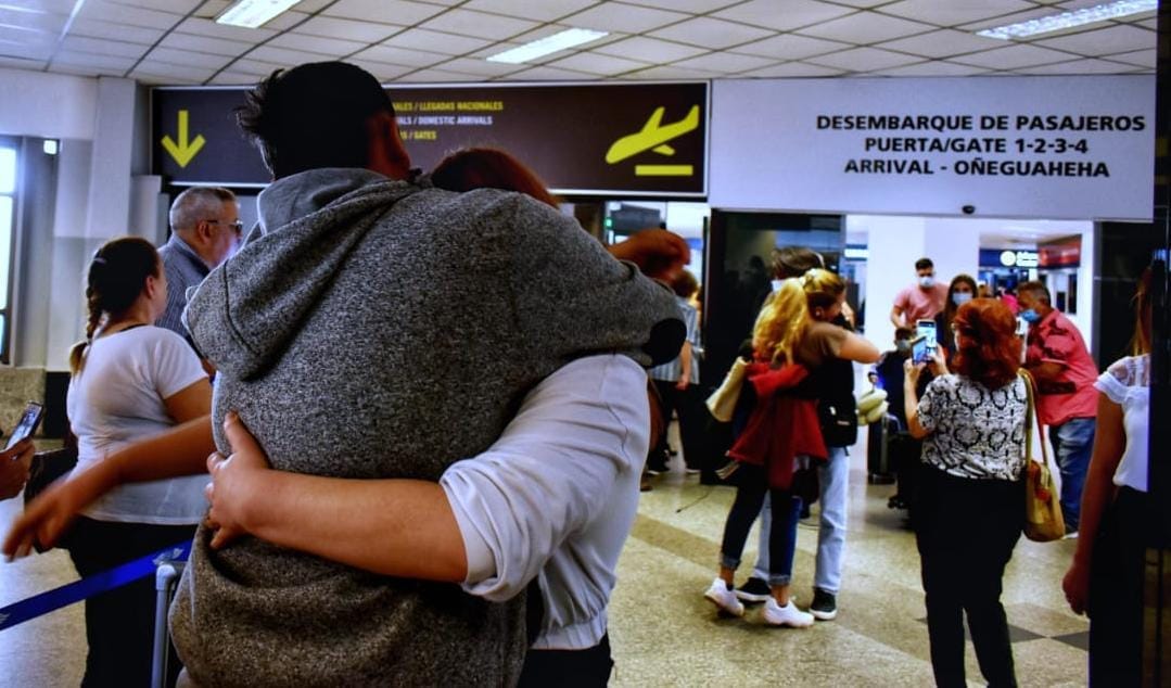 Bienvenidos Gregor y Félix! 
El #GobiernoDelParaguay a través del programa de retorno asistido de la SEDERREC, concretó esta mañana la repatriación de 2 connacionales vulnerables desde España.