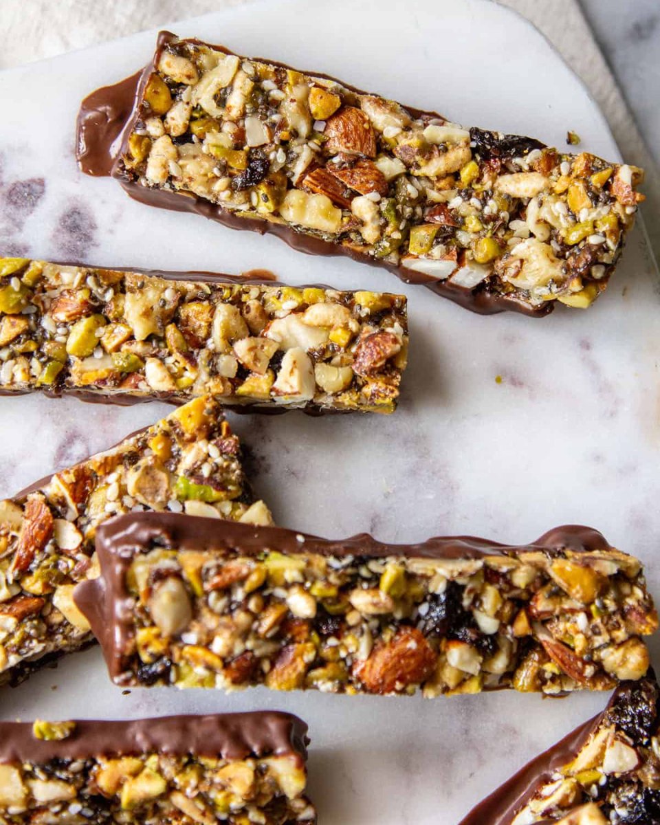 Anyone else feel like the cold weather actually makes you hungrier? Our Chocolate Covered Energy Bars are the perfect way to quash your cravings. 
Get the recipe: californiagrown.org/recipes/energy…
#cagrown #energybars #chocolatebars #healthysnacks #fruitandnutbars @cawalnuts @CAforPrunes