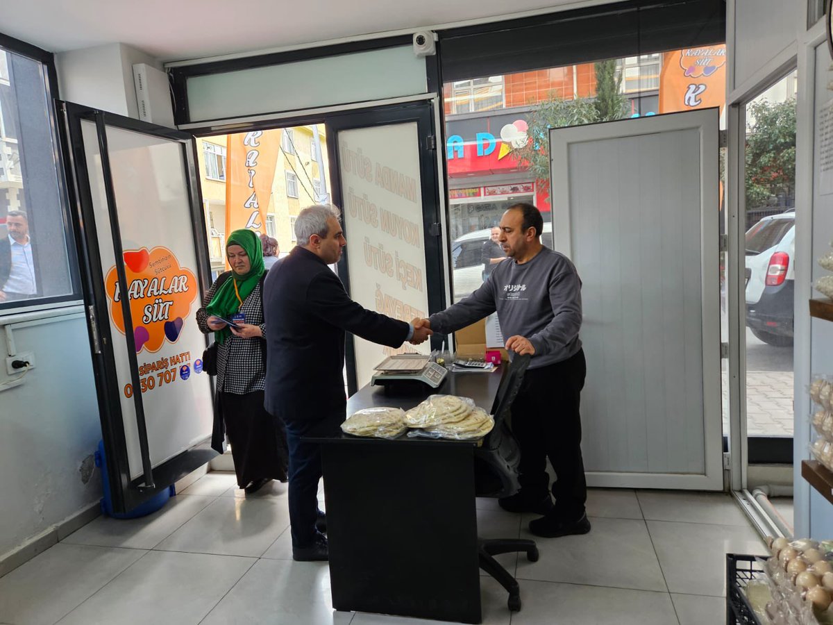 mfatihalis's tweet photo. Gazi Mahallemizde ki esnaf ve vatandaşlarımızı ziyaret edip hasbihal ettik. Seçimlerle ilgili kendilerinden destek talep ettik.

İstanbullu 5 yıllık hizmetsiz, başıboş ve şehircilik adına gelişim göstermeyen vizyonsuz bir dönem daha yaşamak istemiyor.

📍Millet Caddesi https://t.co/h4nJoYqRH7
