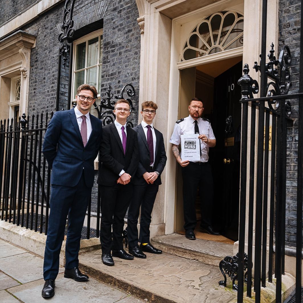 It's time for your voices to be heard. 15,000 of you signed our open letter asking the chancellor @Jeremy_Hunt to invest in a national roll out of early mental health support hubs. Today our Activists and Dr Alex George hand delivered the letter to 10 Downing Street.