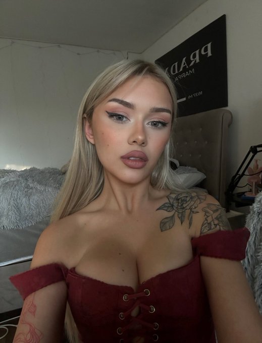 🍒 or 🍑 ? https://t.co/KxxXQYOy9y
