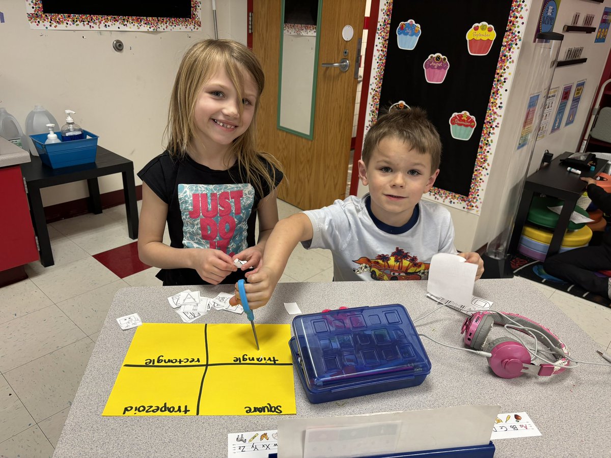 LoganMarion13's tweet photo. Teddy bears to wrap up our lesson on President Theodore Roosevelt, magnet exploration, and shape sorting. Happy Wednesday! 🤪💙 @Bethany_Elem https://t.co/TXtSykDYGq