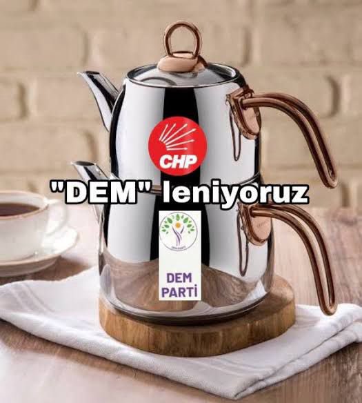 CHP ve DEM arasındaki ittifak gittikçe demlendi. CHP yönetimi zillete düşmüş, Türk Milletine düşman olanların yönetimine geçmiştir. CHP yönetimi PKK'nın eline geçmiştir. DEM'cilerle pazarlık yapıp belediyeleri peşkeş çekmeye çalışan CHP'dir. CHP DEMlendi @Borsamod1…