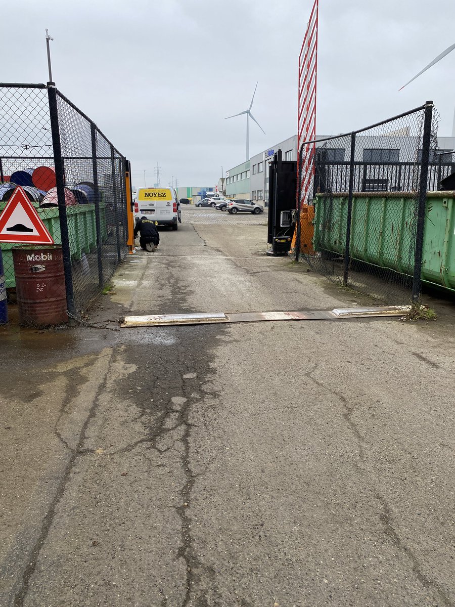 Een hek in aanbouw🧐
Om schippers op te sluiten 
Eigenlijk zou ik die teringleier moeten #lynchen maar hij zal wel gewoon zijn werk doen en dit in opdracht van iemand doen die #gelyncht zou moeten worden met zijn bek achter trekhaak en over die  #KloteKinderKoppenwegen hier