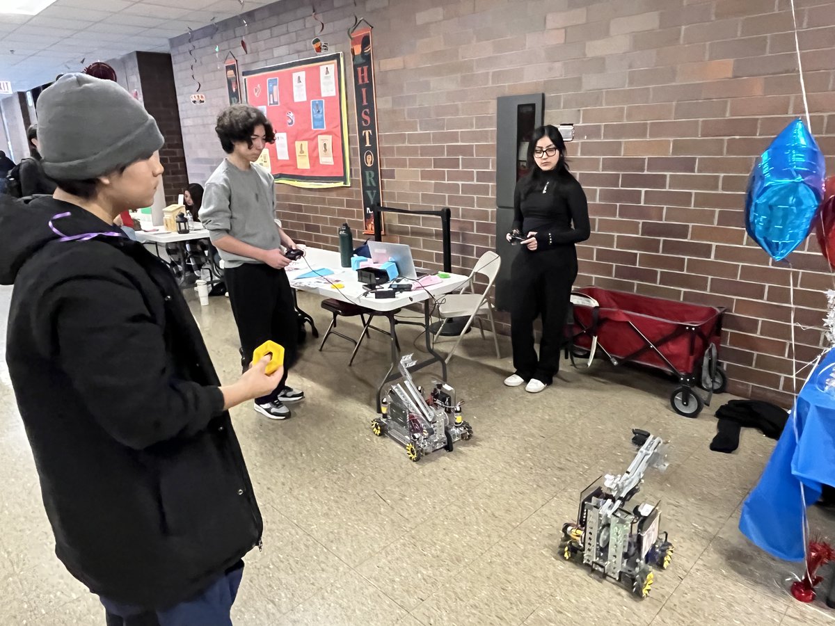 Really proud of the @CurieHS student leaders and staff and community sponsors who showcased their clubs and organizations as a way to connect our 9th and 10th grade students to the Curie community!! #CondorPride