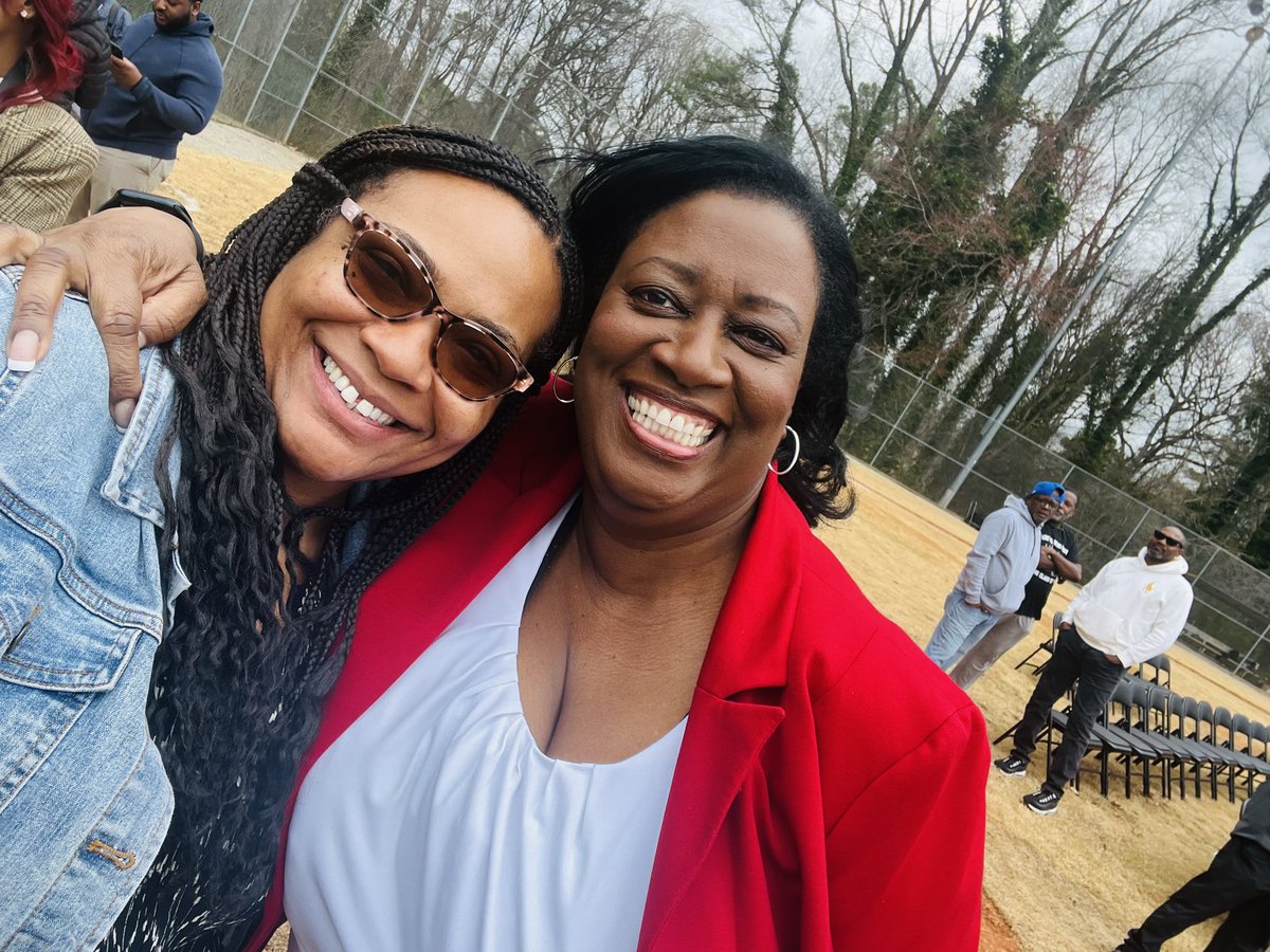 Today’s @apsDouglassHigh Baseball ⚾️ Ribbon Cutting Ceremony was everything! Our student-athletes deserve this & more!! Special thanks to the @Braves for making this happen!!@CoachAllen_FDHS you are an amazing AD! We see all the work you are doing!! @JacksonQue4 @APSAthletics70