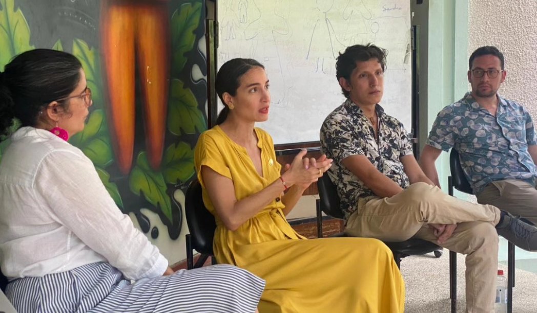 Cultura_Ec's tweet photo. La ministra @RominaMProcel y Stephanie García, directora del @MaacEc, se reunieron en el Museo Amantes de Sumpa, en Santa Elena, junto a gestores culturales. https://t.co/RzUW1sWvv5