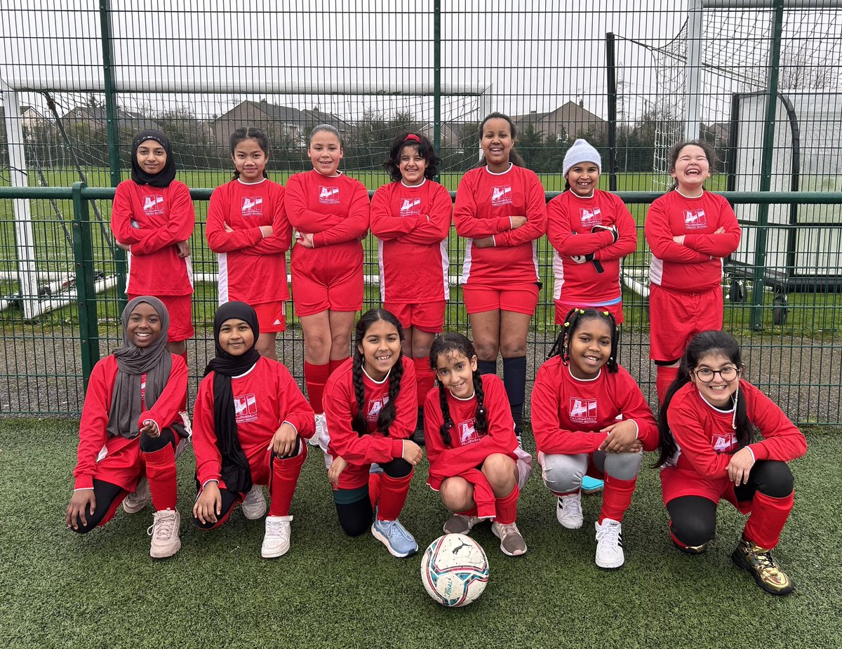 Y4Pill's tweet photo. So proud of  @Pill_Primary Year 5 and 6 Girls Football Team for competing in the @NewportLiveUK Tournament today - fantastic teamwork and determination, despite the rain! ⚽️🌟 We also loved meeting @CardiffCityLFC https://t.co/dt67gibGOK