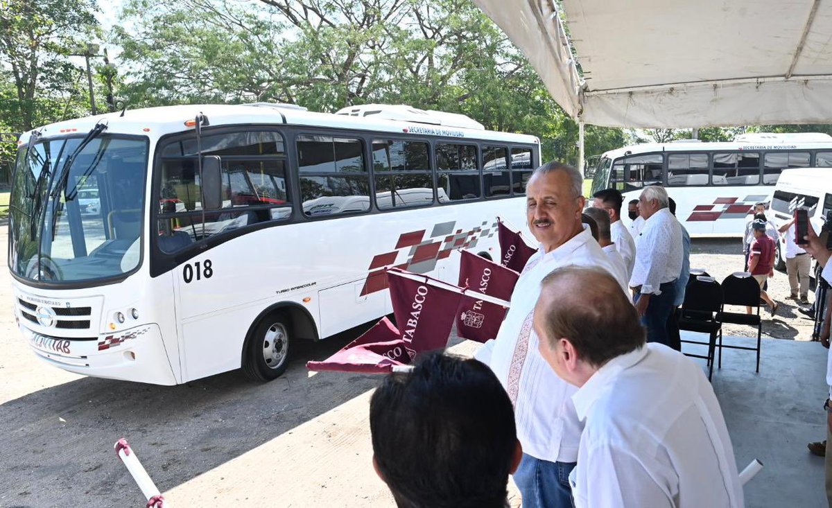 cmmerino's tweet photo. Dimos el banderazo de salida a las nuevas unidades de transporte público, con una inversión conjunta con la iniciativa privada de 133 millones de pesos; continuamos modernizando este servicio para hacerlo más eficiente y seguro. https://t.co/bx5KBap1DF