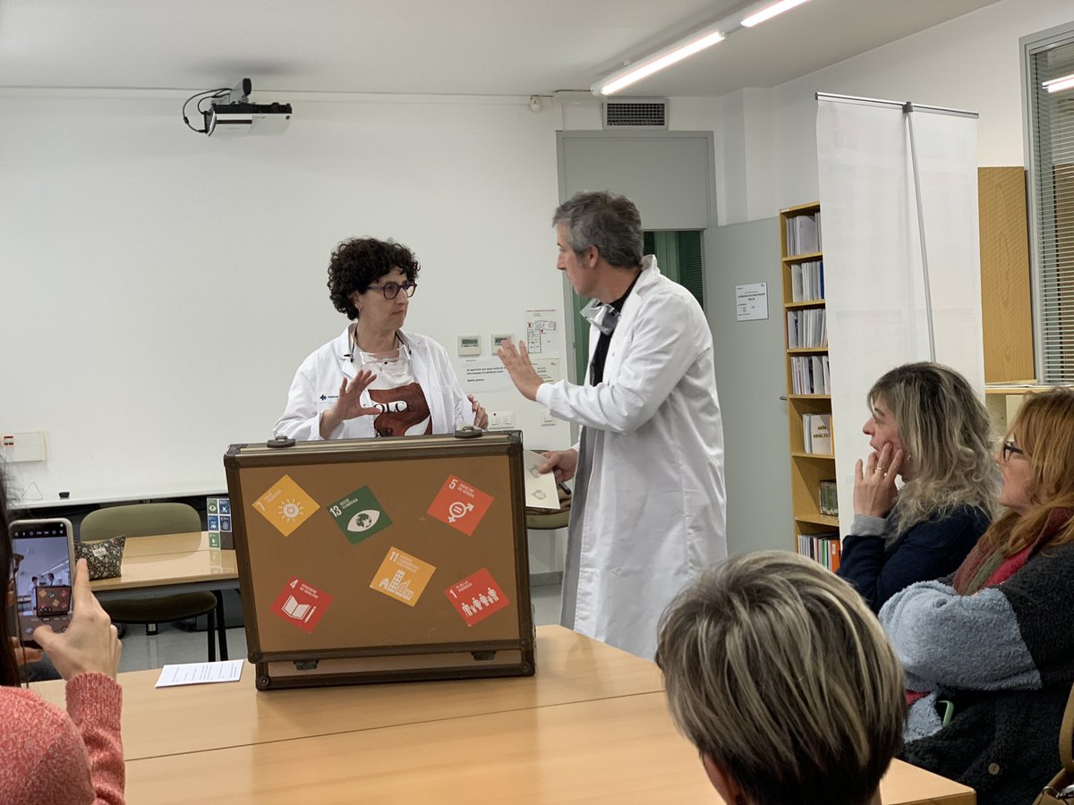 se_selva2's tweet photo. L’Albert i la Marta han superat les espectatives…. Gran sessió del seminari de Biblioteques escolars avui al #CRP #selva2 Fem un grup de lectura? El material estarà a la #mediateca del #CRP en breu. #tardesdeformació #bibliotequesescolars https://t.co/ngag91TEmB