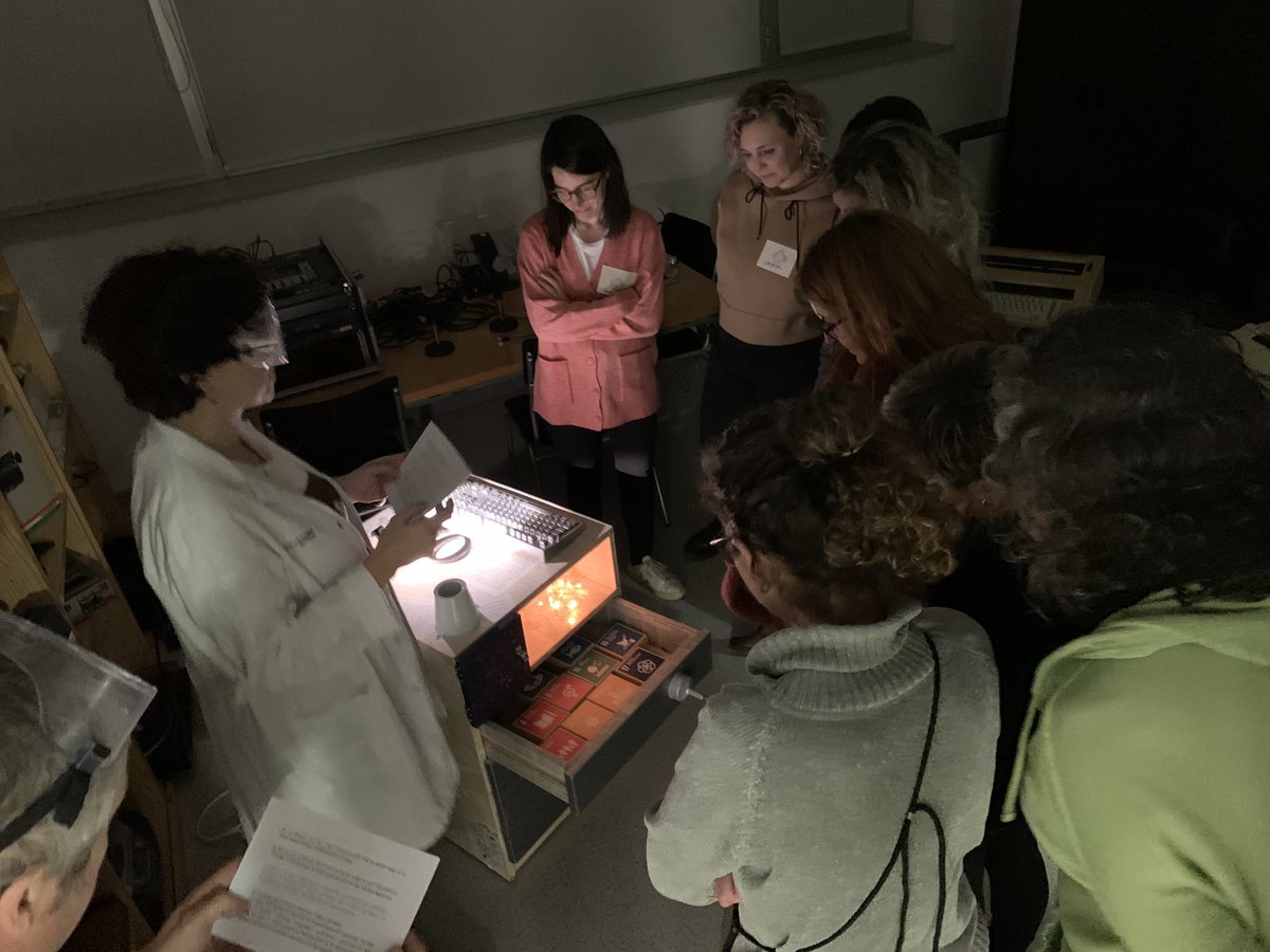 se_selva2's tweet photo. L’Albert i la Marta han superat les espectatives…. Gran sessió del seminari de Biblioteques escolars avui al #CRP #selva2 Fem un grup de lectura? El material estarà a la #mediateca del #CRP en breu. #tardesdeformació #bibliotequesescolars https://t.co/ngag91TEmB
