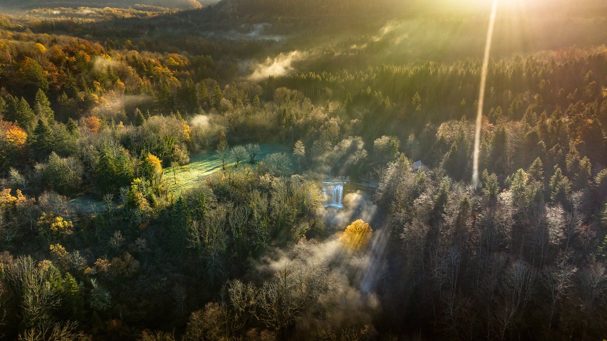 Reyrog's tweet photo. #Jura @Lons_le_Saunier   Après le succès de son premier livre de photos « Le JURA Authentique Nature » paru en 2021 et à la demande générale de ses admirateurs, le photographe Tom Mauron @UPDRONE39  récidive. Son nouvel ouvrage « Lumières sur le Jura » est en cours de préparation https://t.co/vjsZAjpg5s