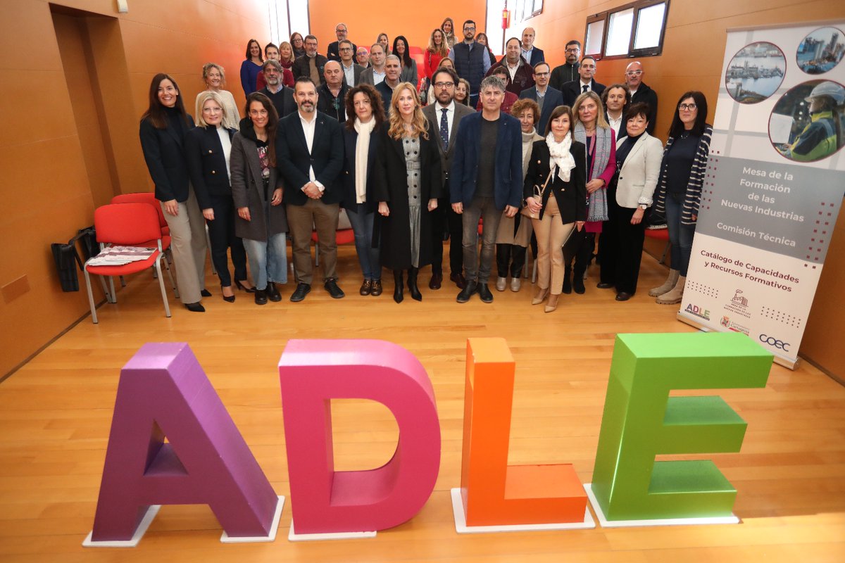 regiondemurcia's tweet photo. El @sef_carm formará a más de 2.000 personas en los perfiles que demanda el área industrial de #Cartagena a través de 131 cursos gratuitos.

La directora general del Servicio de Empleo y Formación detalla la oferta formativa en la reunión de la Mesa de Nuevas Industria.

Noticia: https://t.co/1L0tZLKYil