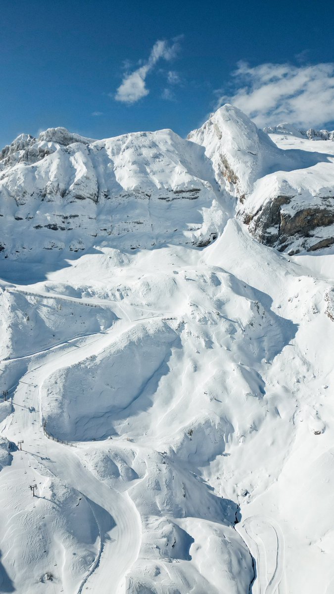 meteodelnorte's tweet photo. La nevada en el #PirineoOccidental ha sido tremenda

Así luce hoy la cara norte de La Zapatilla (2225m) y el sector Tortiellas de #Candanchú 

Vía @candanchuesqui https://t.co/Kdy0qtIfGP