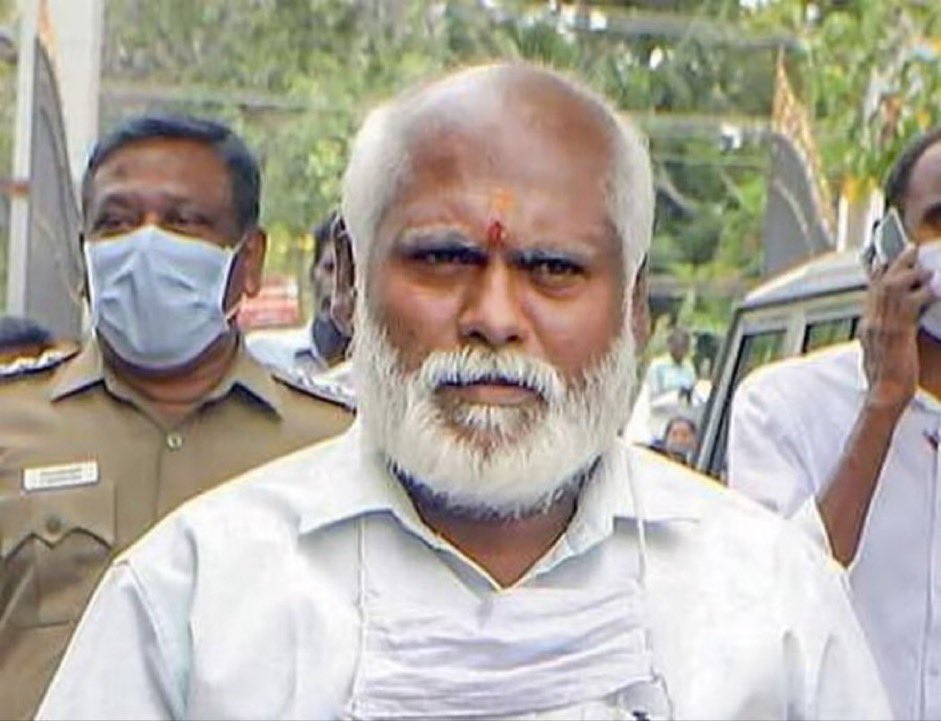 ___Arjun___04's tweet photo. ஓர் தாயின் மூன்று தசாப்த கால போராட்டம்💔 தன் மண்ணில் காலடி வைக்க வேண்டும் என்ற அவரின் ஏக்கம் அனைத்தும் முற்றுப் பெற்றது💔 இதன் முடிவு இப்படித்தான் என அறிந்த கடவுள் சிறையில் வைத்தே அவரின் வாழ்விற்கு முடிவுரை எழுதி இருக்கலாம்🥺

போலி தேசியமும் சுய இலாப அரசியல் செய்யும் தமிழ் அரசியல் வியாதிகள் அடியோடு அழியட்டும்.
உங்களை எப்படி ஆற்றுப்படுத்துவேன் சகோதரமே 💔