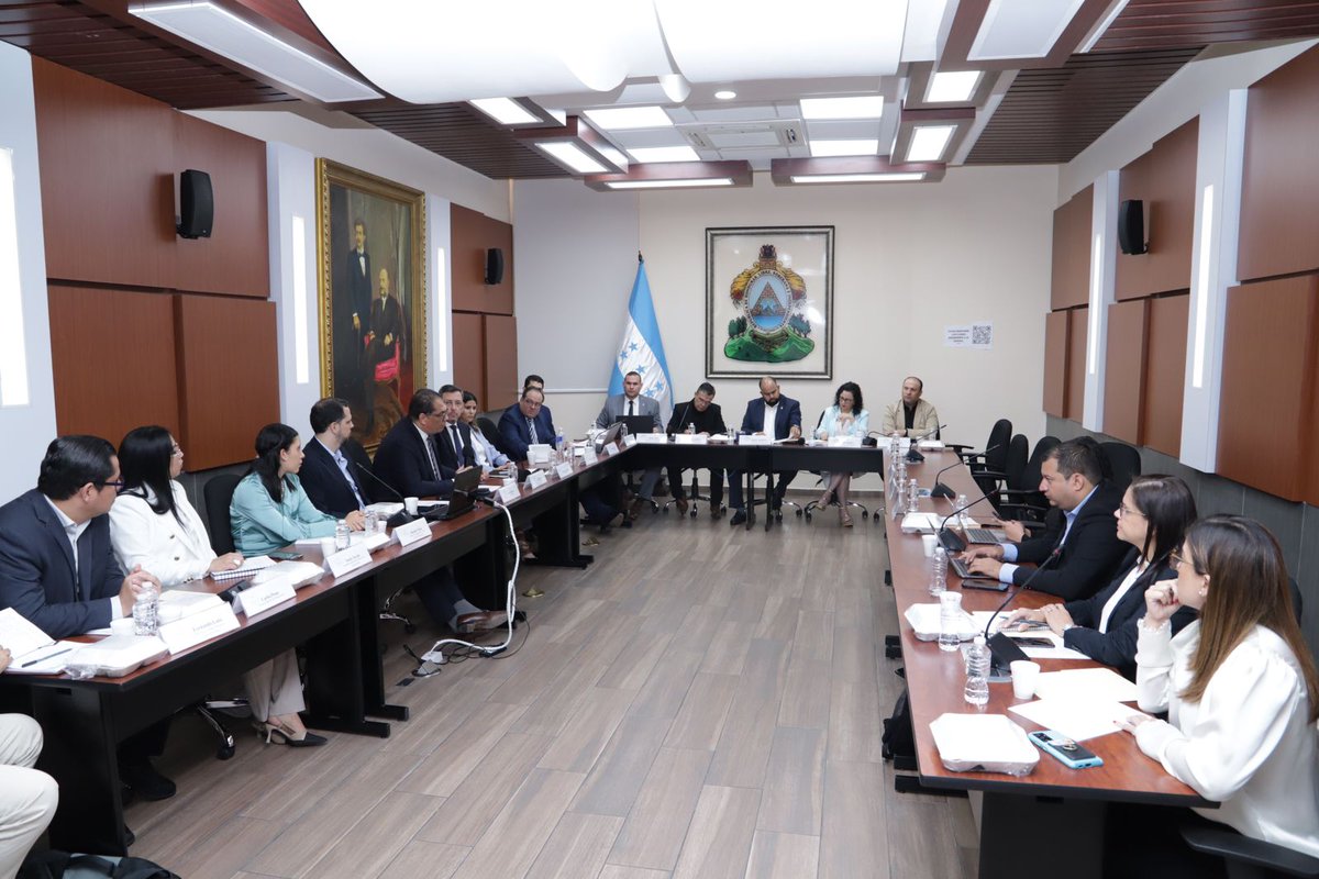 BancadaLibre's tweet photo. La Comisión Especial de Hidrocarburos del Congreso Nacional, presidida por el diputado @rafalsarmiento e integrada por los legisladores, @luisorte1979, @MarioArgenalHN y #MarioCalix, se reunió con representantes de la Dirección de Hidrocarburos de la Secretaría de Energía (SEN) y miembros del Consejo Hondureño de la Industria Petrolera (COHPETROL). El objetivo fue iniciar la socialización del anteproyecto de Ley Marco sobre refinación, importación, comercialización de hidrocarburos, combustibles y otros productos alternativos y sustituibles.