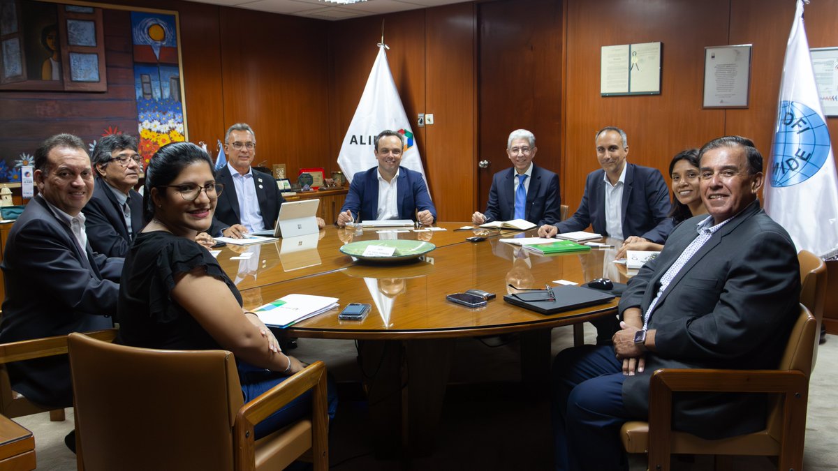 _ALIDE_'s tweet photo. #Visitas 🤝 | El equipo de ALIDE recibió la visita de AFD Groupe, Philippe Serres, Director Regional para la Región Andina, y Clément Larrue, representante del Grupo AFD en Perú, para tratar oportunidades de colaboración entre #AFD Groupe y #ALIDE. https://t.co/CCATWABFIM