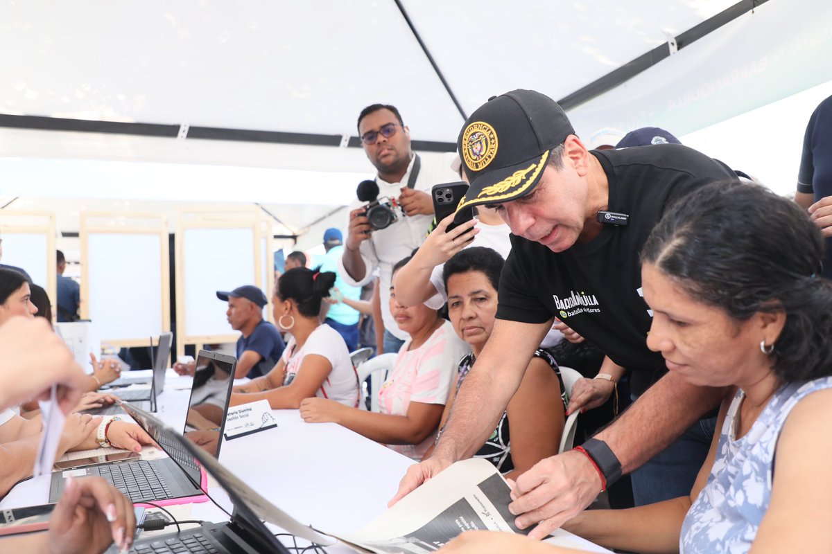 AlejandroChar's tweet photo. La #FeriaPaLaCalle ratifica nuestro compromiso con el desarrollo social e integral de la comunidad barranquillera: en tan solo 4 horas pudimos atender a más de 2 mil personas de la localidad de Suroriente. 

Gracias a todos los que nos acompañaron en esta productiva jornada, aprovechando la oferta de servicios proporcionados por 20 de nuestras secretarías y oficinas. 

¡La calle es y seguirá siendo una oficina siempre abierta de la @alcaldiabquilla al servicio de todos!