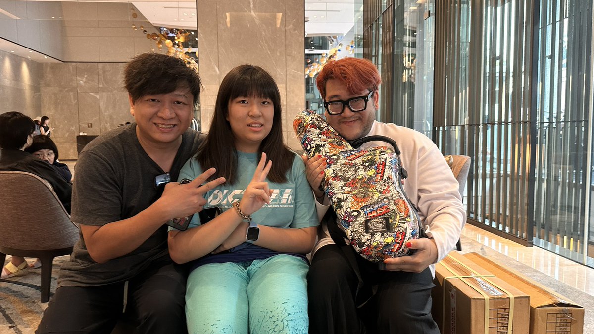 saxophon9's tweet photo. Travel to Thailand. Tk saxophone family https://t.co/RqCIV8zT5P