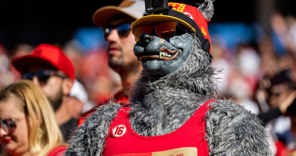 NFL_DovKleiman's tweet photo. 𝗕𝗥𝗘𝗔𝗞𝗜𝗡𝗚: #Chiefs Superfan “Chiefsaholic” has pleaded guilty to bank robbery, money laundering, and transporting stolen property across state lines, per @NBC

He faces up to 50 years in prison when he is sentenced. And is required to pay $532,000 in restitution.

He will also forfeit an autographed painting of Patrick Mahomes.