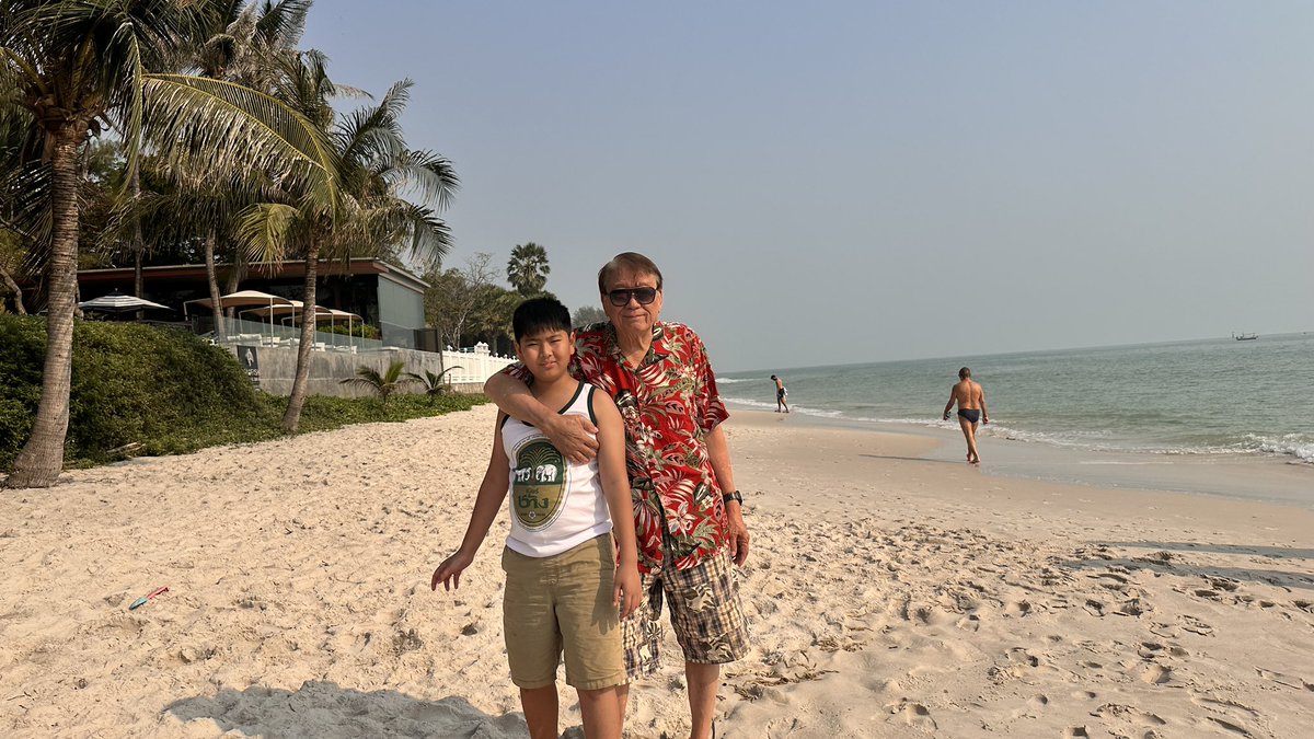 saxophon9's tweet photo. Travel to Thailand. Tk saxophone family https://t.co/phWmuEX23C