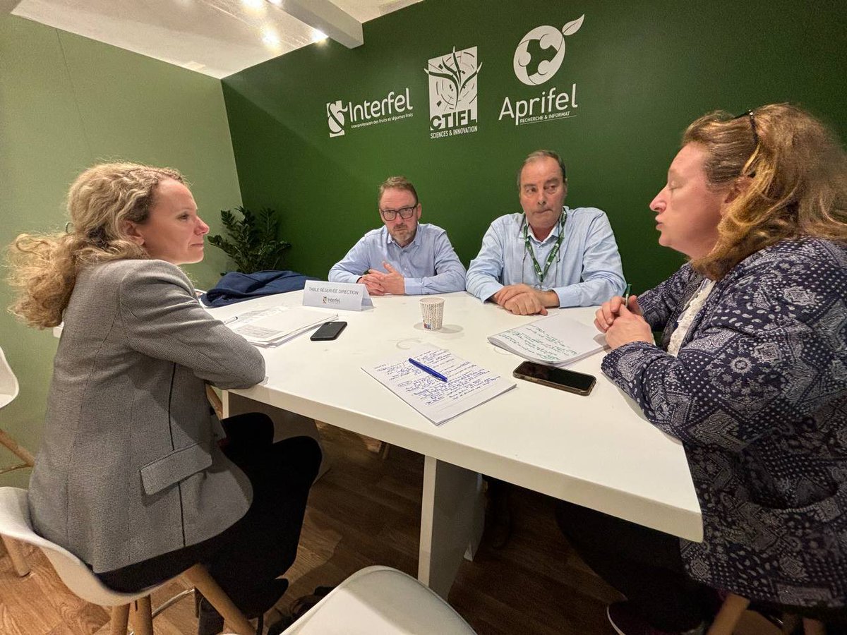 MajoriteGE's tweet photo. Les élus de la @MajoriteGE présents au @Salondelagri ! Échanges avec la @FNSEA, la @cra_grandest Grand Est, Interfel et tous les acteurs clés de notre #agriculture. 🏞️
Le #SIA, une source d’inspiration pour la poursuite de nos actions ! #SIA2024 #RegionGE https://t.co/RfBkoXj7hR