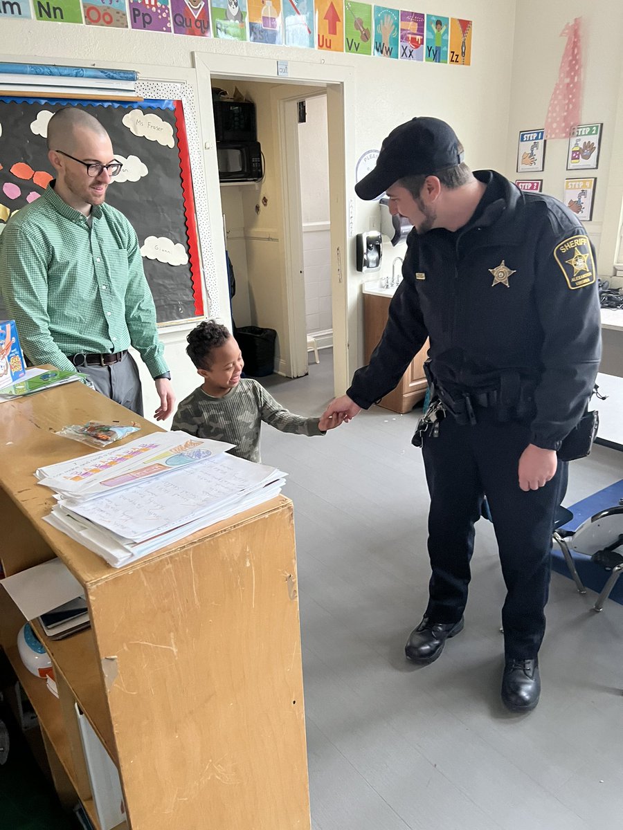 GeorgeMasonES's tweet photo. Thanks for stopping by, Deputy Scalsky! We are so glad to have you and the @AlexVASheriff department keeping us safe! @GMasonPrincipal https://t.co/6LuouhCprZ