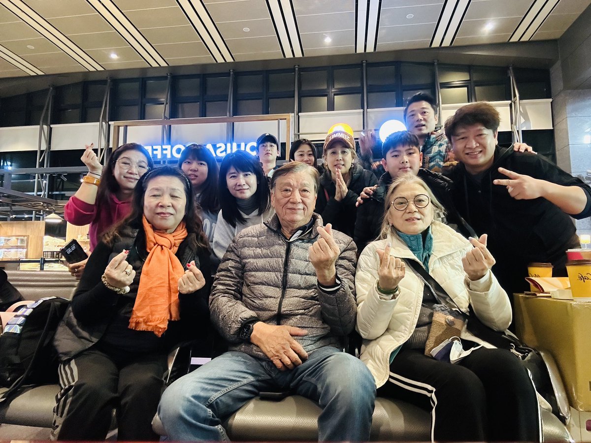 saxophon9's tweet photo. Travel to Thailand. Tk saxophone family https://t.co/DdkFSzRnFS